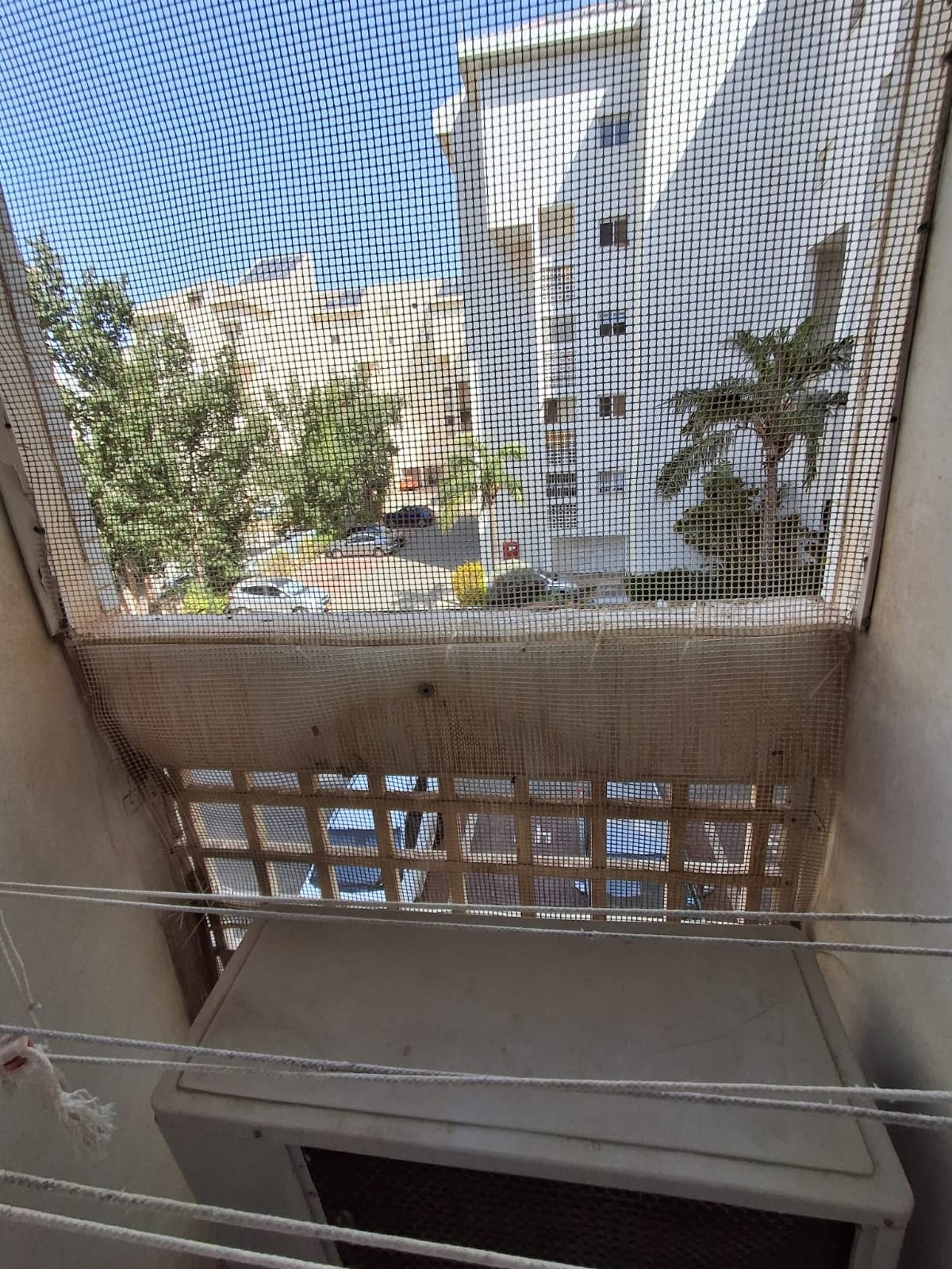 רשת להרחקת יונים מותקנת במסתור כביסה